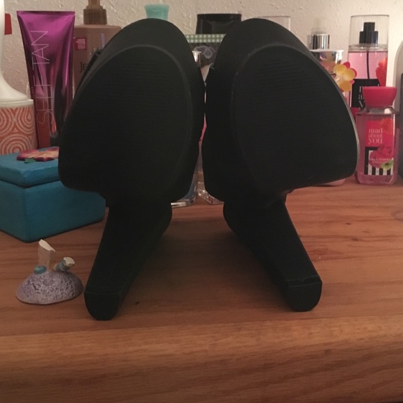 Heels - Picture 4 of 4