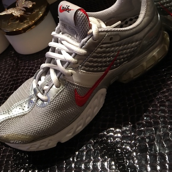 ***NIKE***SILVER & RED*** - Picture 2 of 4