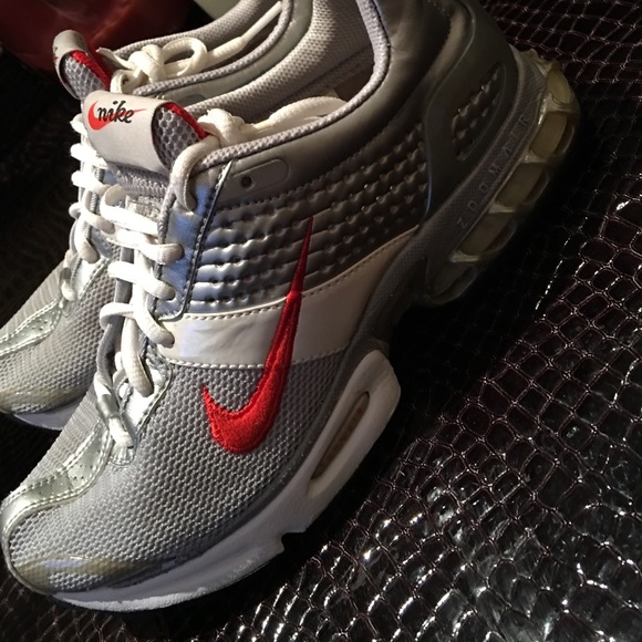 ***NIKE***SILVER & RED*** - Picture 3 of 4