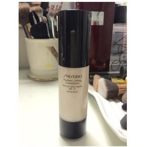 SHISEIDO Radiant Lifting Foundation SPF 17