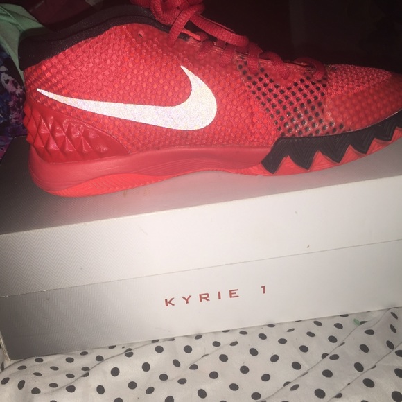 Kyrie 1(gs) size 4y. Worn twice. 9/10.