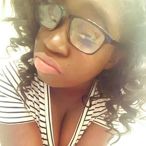 Meet your Posher, Tee