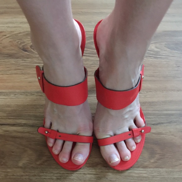 BCBGMAXAZRIA 8.5 cherry red sandals with 4.5" heel - Picture 2 of 4