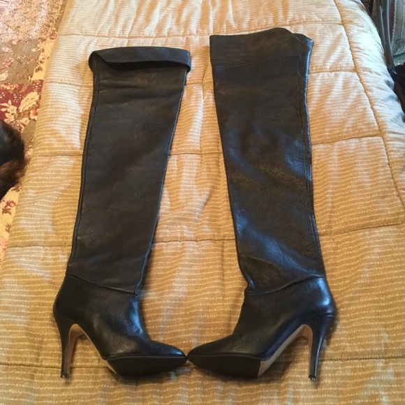 PRICE TO SELL High on the thigh  leather boots💋
