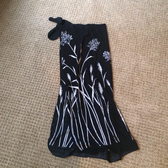 Gorgeous black and white sarong