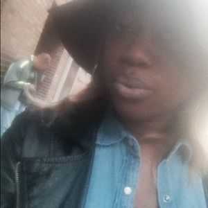 Meet your Posher, Alicia