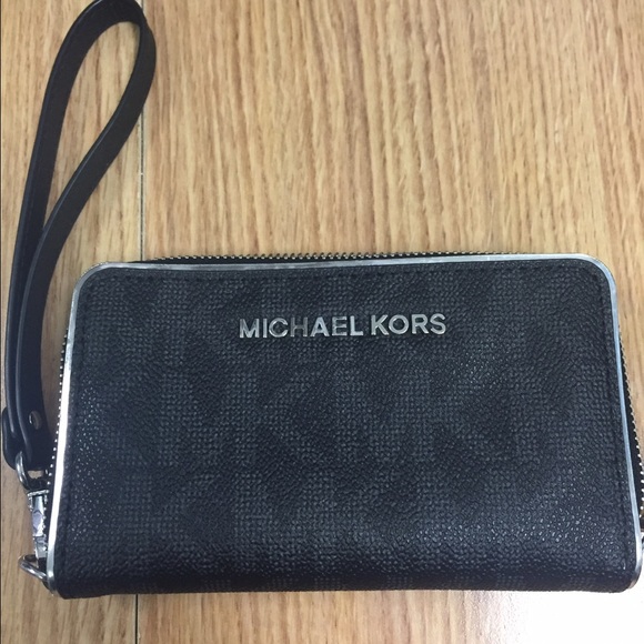 Michael Kors wallet wristlet
