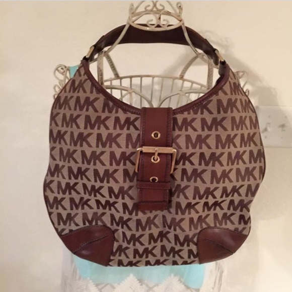 Michael Kors brown shoulder bag. Magnetic closure