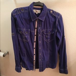 Button down. Fits too tight- medium. Men's.