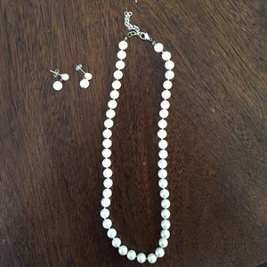 ⛴ Pearl necklace & matching earrings