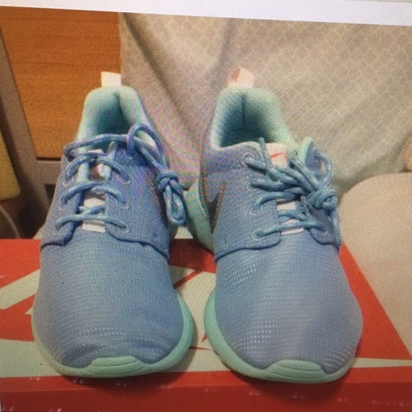 Women's Baby Blue Nike Roshes - Picture 2 of 4
