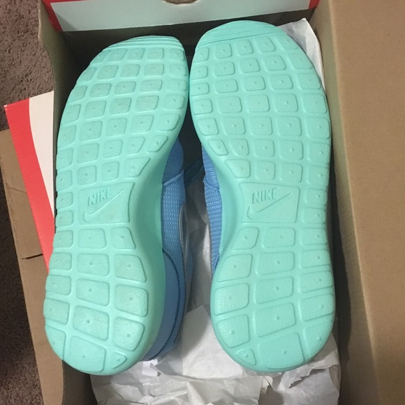 Women's Baby Blue Nike Roshes - Picture 4 of 4