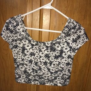 NWT Daisy print crop top