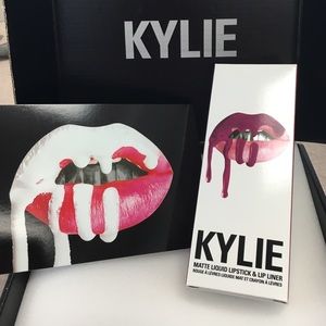 Kylie lip kit in Posie K