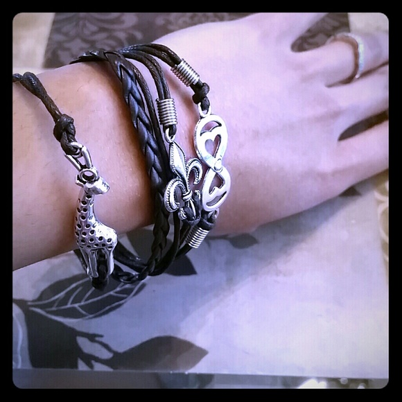 NEW Mad cute giraffe charm bracelet