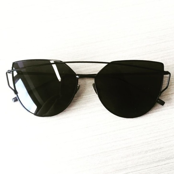 Black/Black Sunglasses - Picture 4 of 4