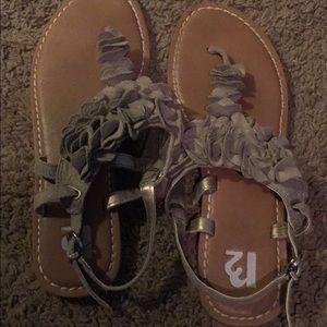 Gray sandals with floral detail, size 8