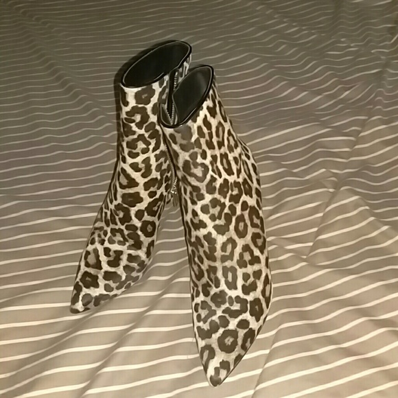 SOLD !!! New Michael Kors booties, never worn - Picture 2 of 3