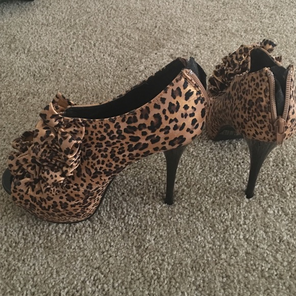 Leopard Print Peep-Toe - Picture 2 of 3