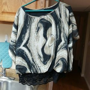 Super cute top black, gold details