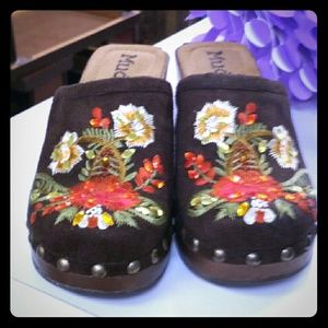 Great floral design Mudd Clogs