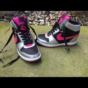 Nike sky high sneakers hot pink/black
