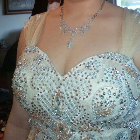 Gorgeous prom dress! - Picture 3 of 4