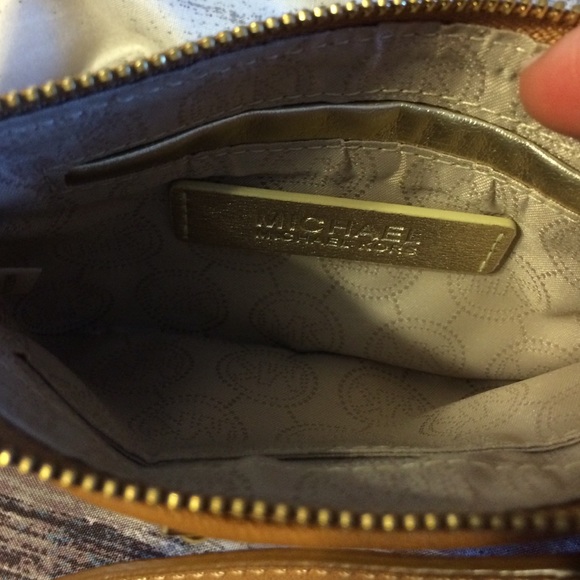 Michael Kors wristlet - Picture 3 of 3