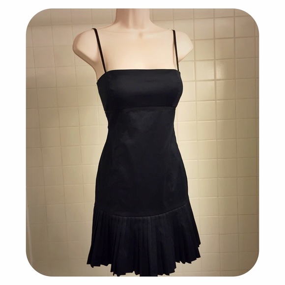 Elie Tahari Dresses & Skirts - Sleeveless Fitted Navy Cocktail Dress w/ Pleats