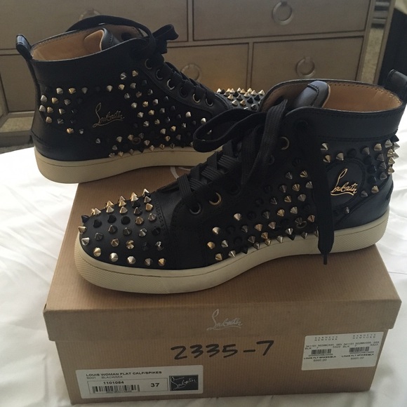 Sold through 🅿️🅿️ Christian louboutin sneakers