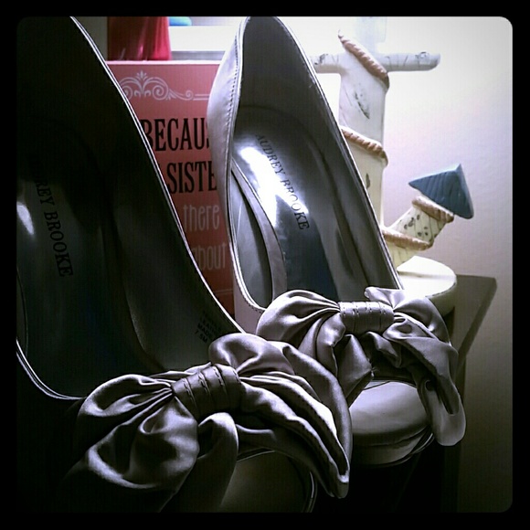 Audrey Brooke Bow Heels