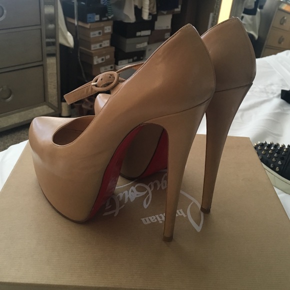 Sold through 🅿️🅿️Authentic Christian louboutin