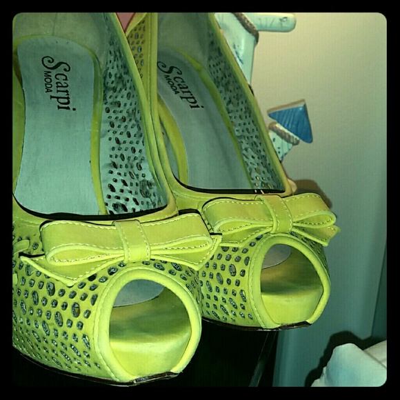 Cute yellow bow heels