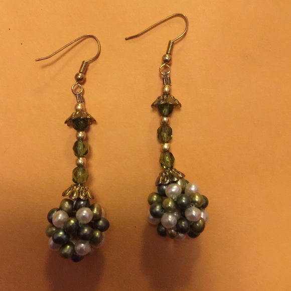 Hanging pearls earrings