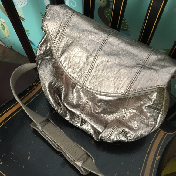 Crossbody metallic gold sak bag