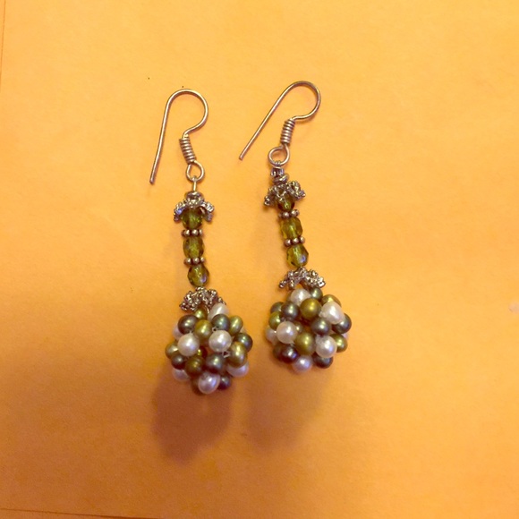 Hanging pearls earrings