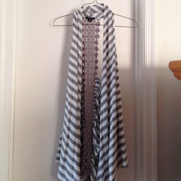 Gray and white sleeveless shrug