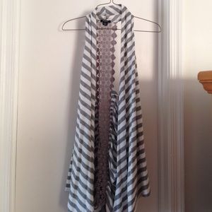 Gray and white sleeveless shrug