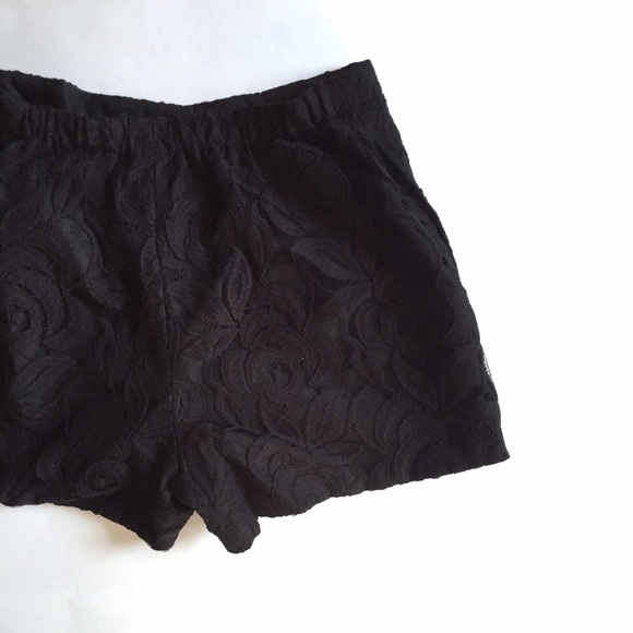 Vivian Diamond Lace Black Shorts - Picture 3 of 4