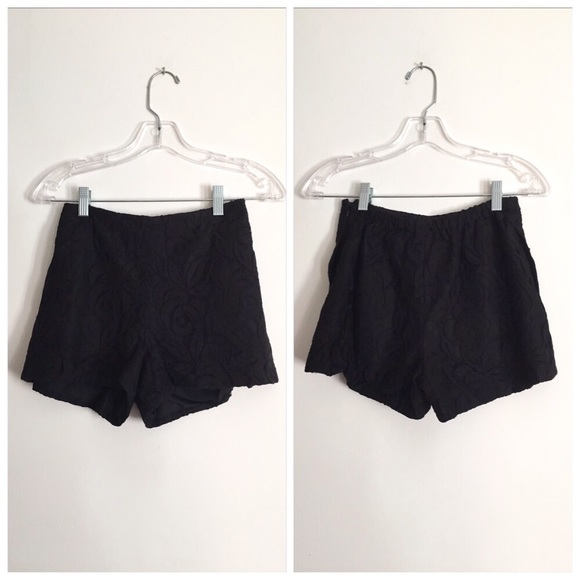 Vivian Diamond Lace Black Shorts - Picture 4 of 4