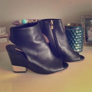 BCBGeneration ankle bootie