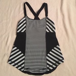 Lululemon workout shirt with built in bra.