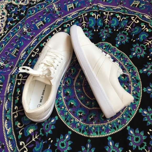 Cute white sneakers!👟