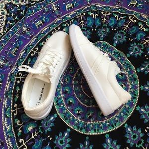 Cute white sneakers!👟