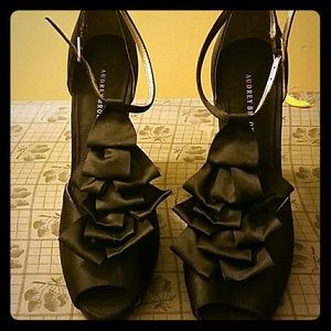 Black bow Pumps