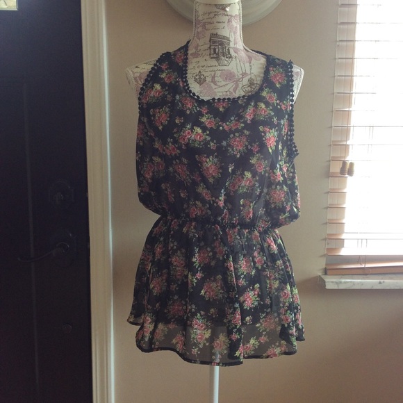 Black Floral Top-PLUS size - Picture 2 of 4