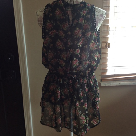 Black Floral Top-PLUS size - Picture 3 of 4