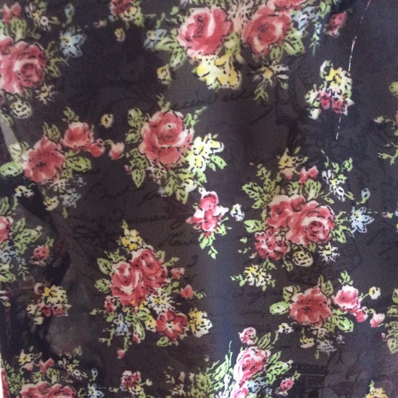 Black Floral Top-PLUS size - Picture 4 of 4