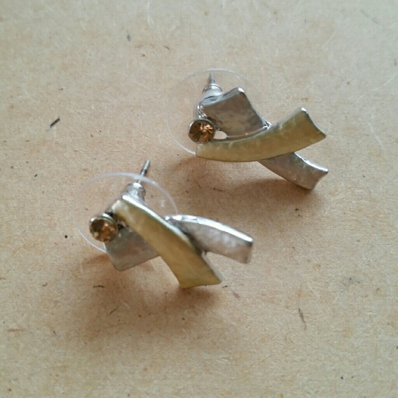 Earing - Picture 3 of 4