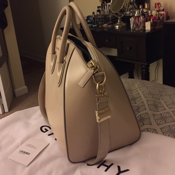 SOLD ON Ⓜ️ 100% Authentic Givenchy Antigona bag - Picture 3 of 4